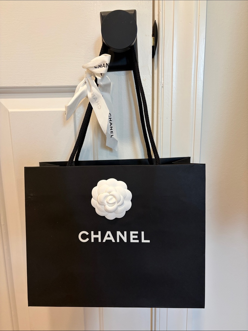 Chanel shopping bag + ribbon
